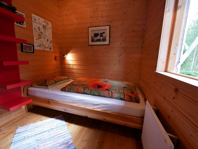 Schlafzimmer mit Einzelbett im Haus