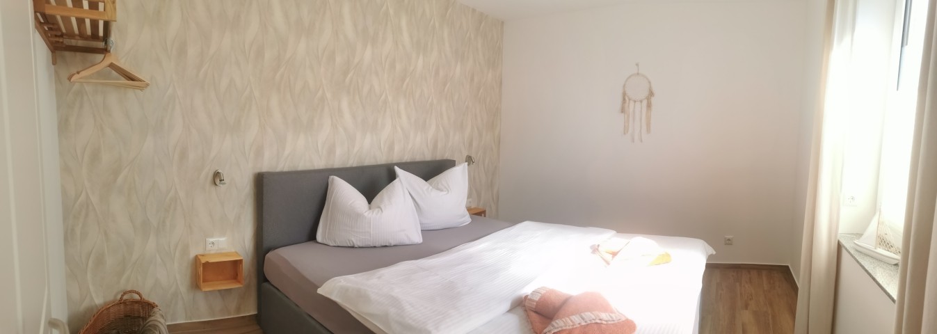 Schlafzimmer mit Boxspringbett