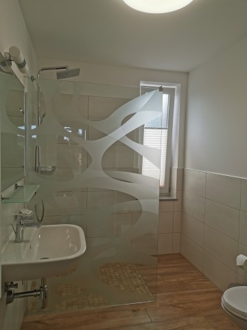 Badezimmer mit Regendusche