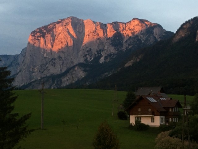 Alpenglühen hinter der Alpenlodge AUSseeZEIT