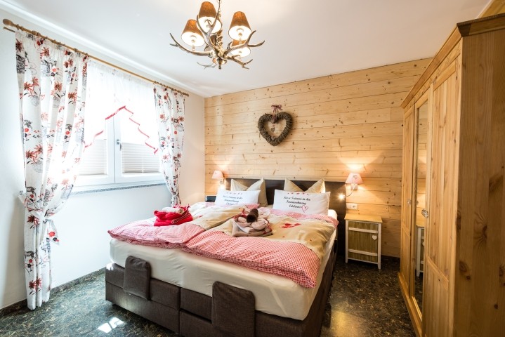 Bett mit Fenster