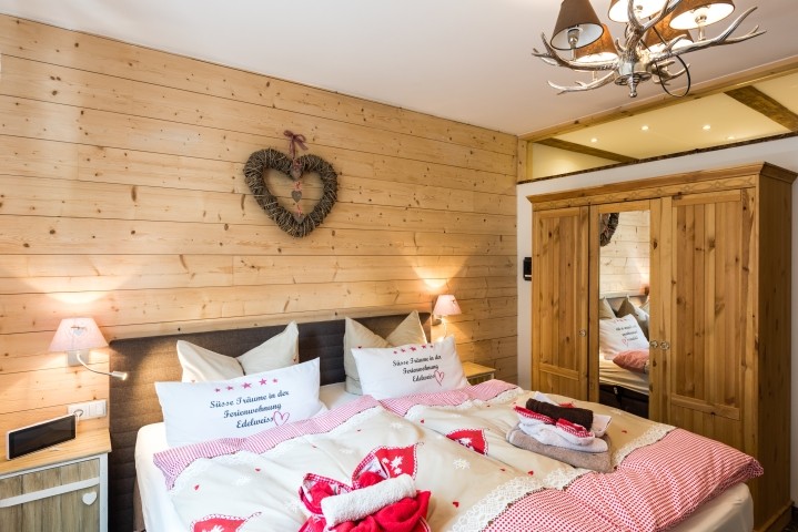Bett mit Schrank