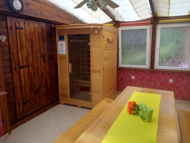 ... sowie die Sauna im Wintergarten für die kalte Jahreszeit