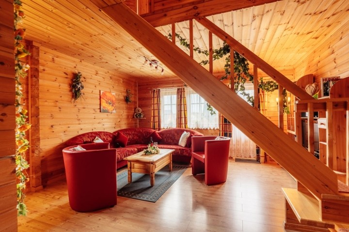 grosses offenes Wohnzimmer mit treppe ins Obergeschoss