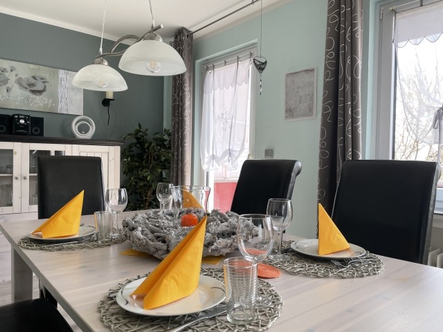 Essbereich im Wohnzimmer mit Zugang zur Terrasse