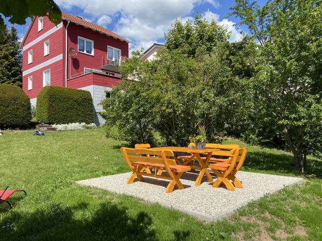 Blick aus dem Garten zum Haus