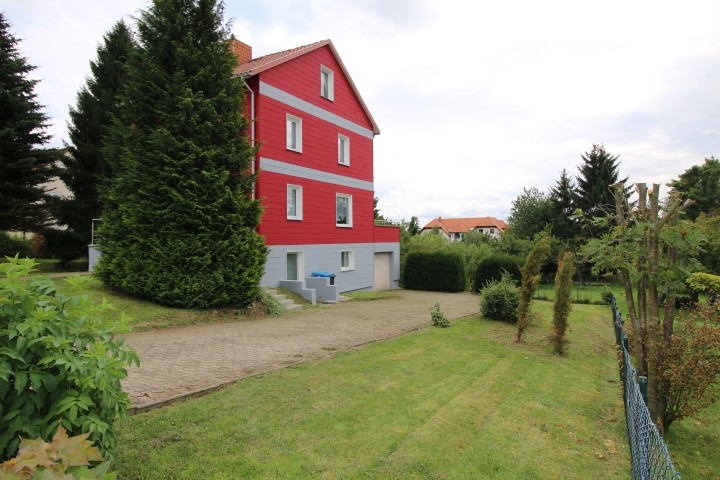 Hof mit ca 4 Parkplätzen