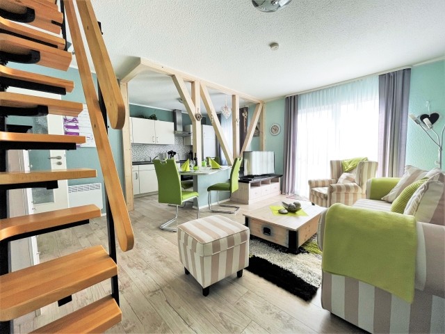 Wohnzimmer mit Zugang zum Garten