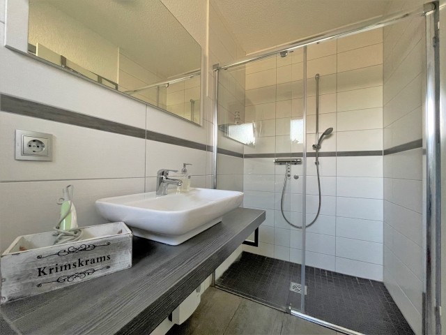 Badezimmer mit bodentiefer Dusche