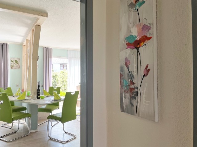 Blick aus dem Flur ins Wohn/Esszimmer