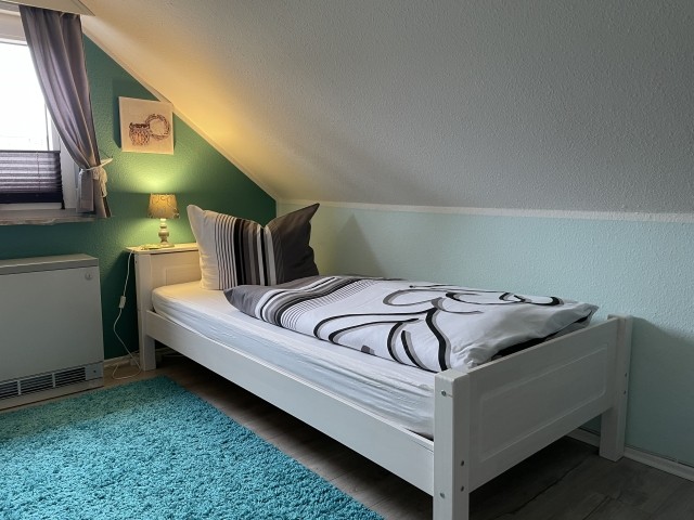 Schlafzimmer im Obergschoss mit TV