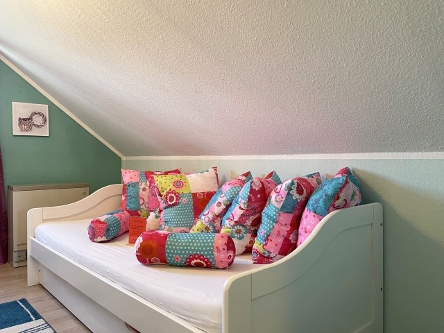 Schlafzimmer im Obergschoss mit Zugang zum Balkon