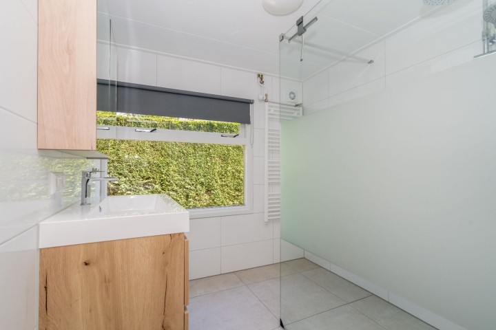 Neues Badezimmer mit Regendusche und Waschbecken