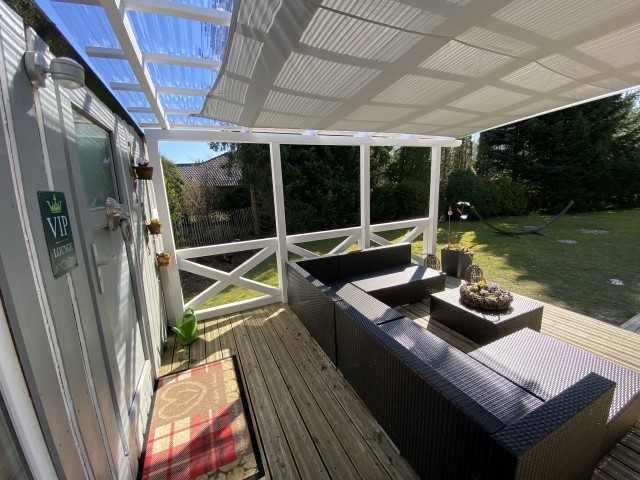 Große überdachte Terrasse mit Sonnenschutz