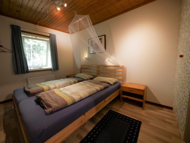 Schlafzimmer mit Doppelbett im Haus
