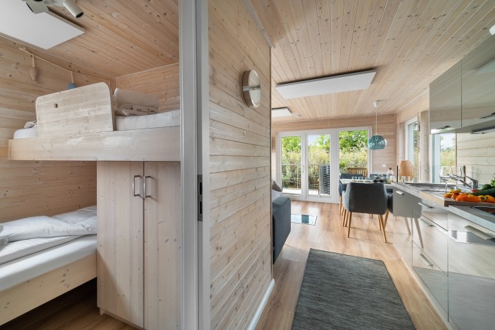 Blick über den Flur in das Wohnzimmer