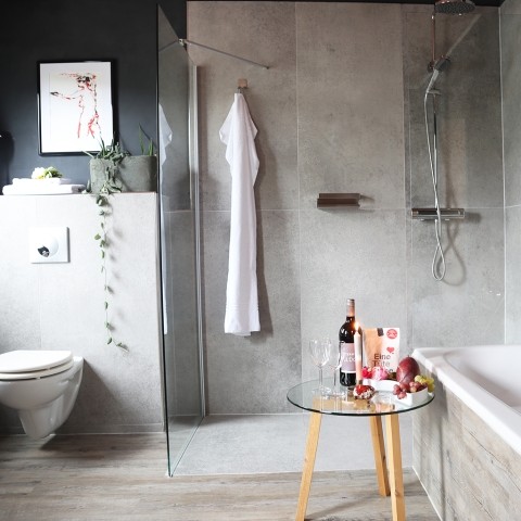 Bad mit Dusche und Badewanne