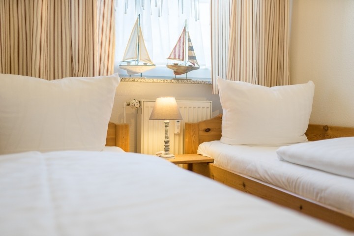 Einzelbetten im kleinen Schlafzimmer