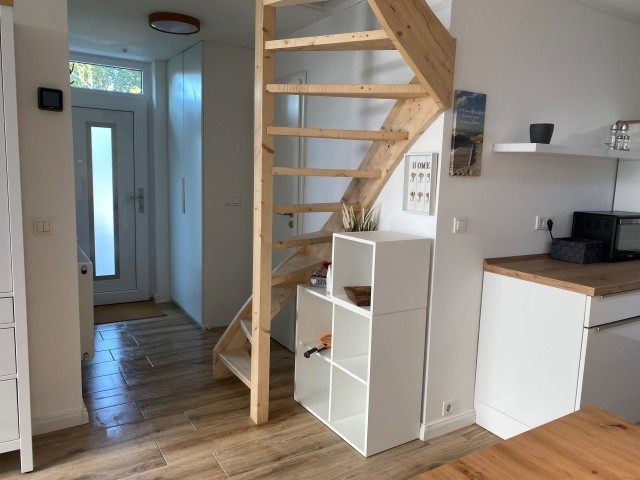 Blick zur Haustür uns Treppe ins Dachgeschoss 