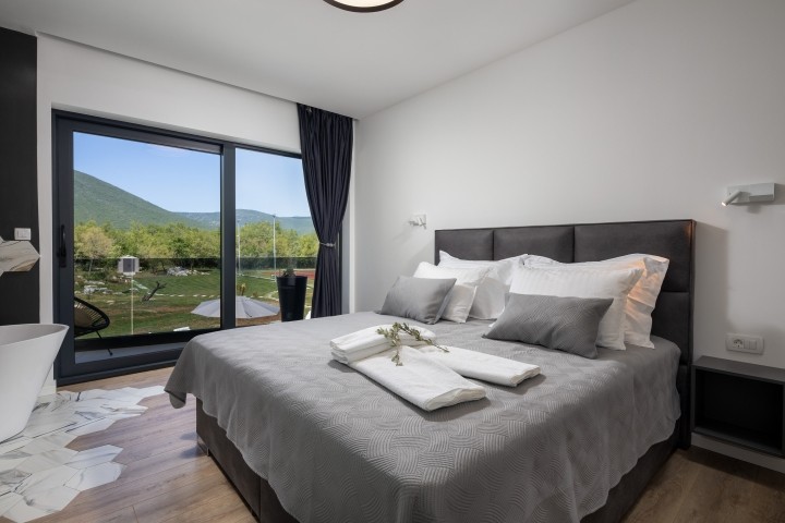 Schlafzimmer Nr. 1 mit Kingsize-Bett 180 x 200 cm und eigenem Bad
