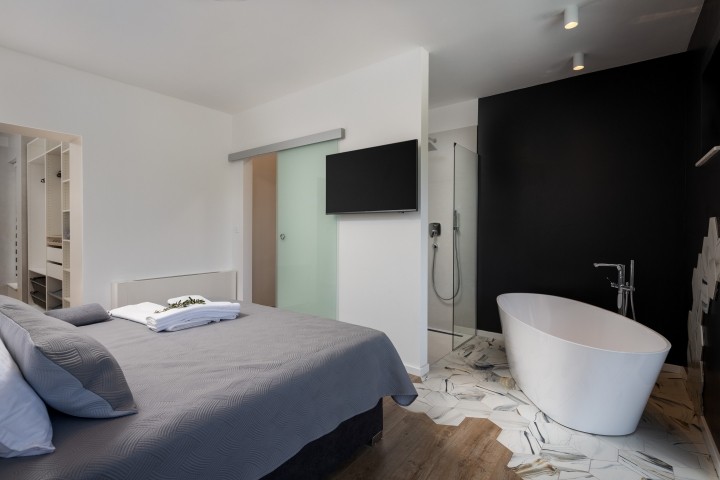 Ein eigenes Badezimmer mit Dusche und einer freistehenden Badewanne