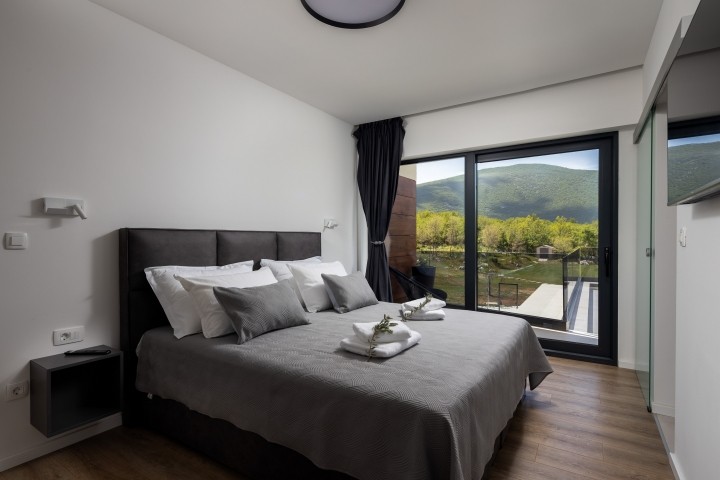Schlafzimmer Nr. 4 mit Kingsize-Bett 180 cm x 200 cm, Klimaanlage, TV, Bad mit Dusche, Balkon