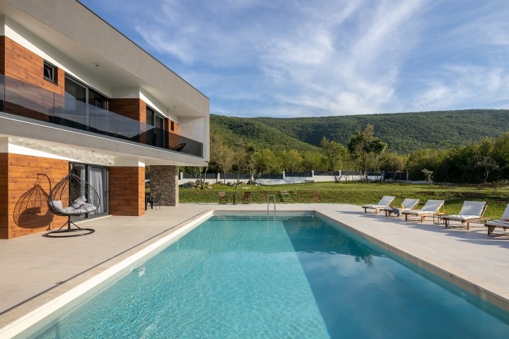 Ein privater und beheizter Swimmingpool (11 x 6 m) mit einem chlorfreien System