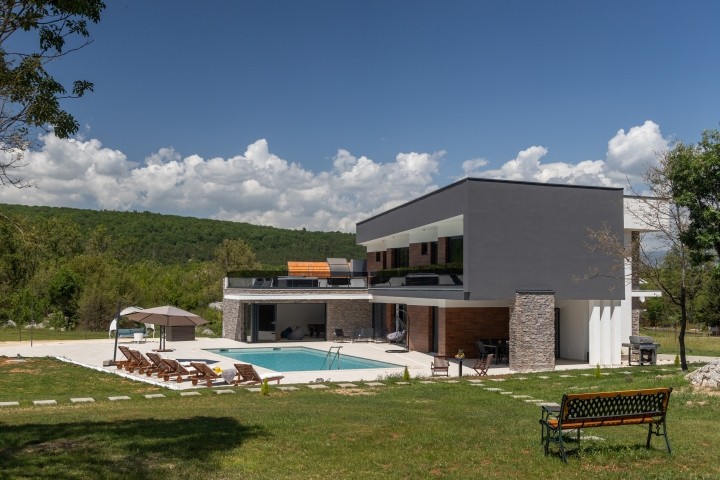 Stilvolle und luxuriöse Privatvilla auf einem 5.500 m² großen Grundstück in natürlicher Umgebung in der Gegend von Sinj