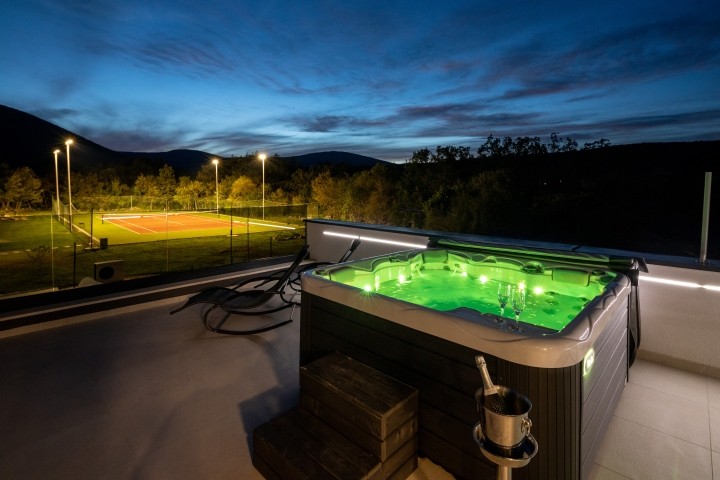Auf der ersten Etage befindet sich eine Terrasse mit Whirlpool, 2 Liegestühlen und einer Schaukel (Zugang von jedem Schlafzimmer)