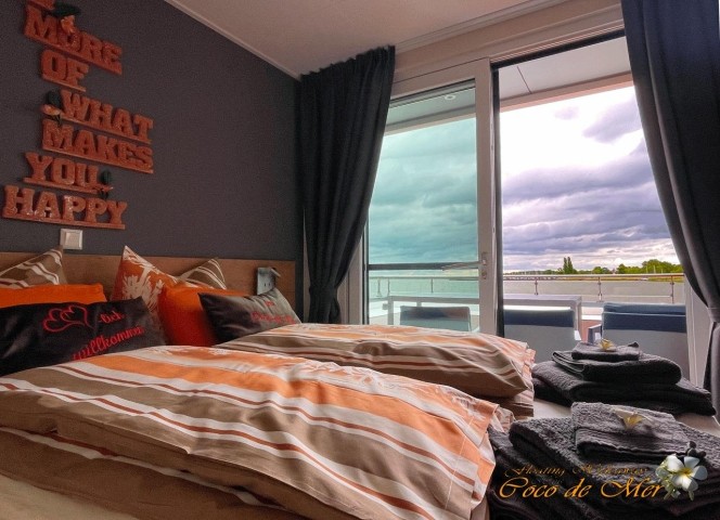 Masterschlafzimmer mit direktem Blick aufs Wasser - Master bedroom with direct waterview