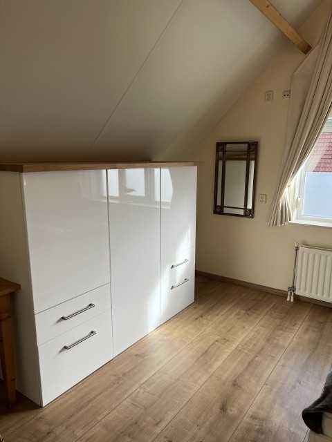 großer Schrank im Schlafzimmer 1
