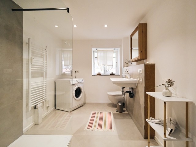 Badezimmer mit Waschmaschine, Fußbodenheizung und Walk-In Dusche