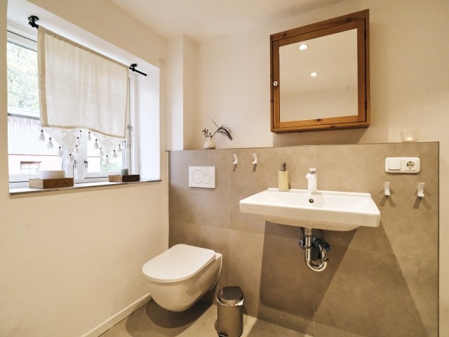 Badezimmer mit Fenster