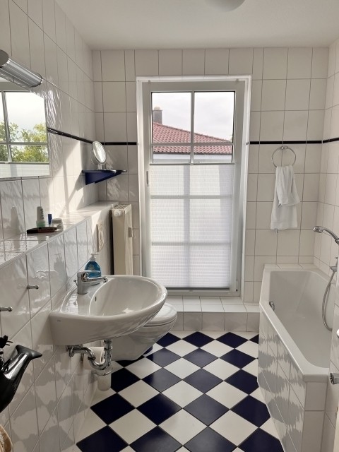 Helles Badezimmer mit Balkontür, Dusche und Badewanne