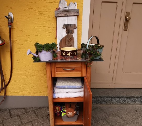 und Hundeschränkchen mit Handtüchern, Spielsachen und Beutel