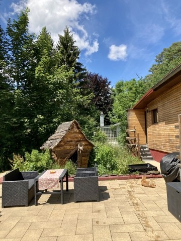 Terrasse mit Sitzgelegenheiten und Grill