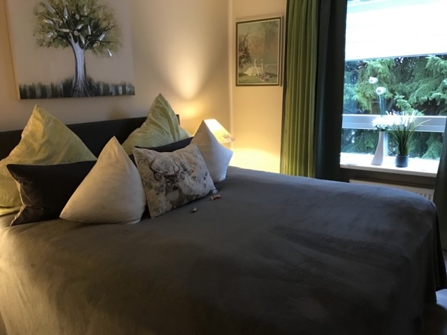 Schlafzimmer mit Doppelbett
