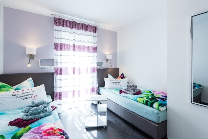 Schlafzimmer II mit zwei Einzel-Boxspringbetten und Fernseher
