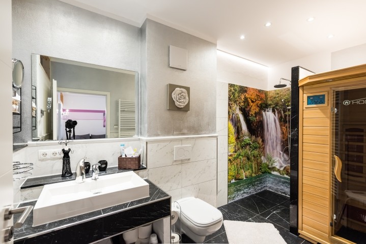 Große Bad mit Infrarotsauna und begehbarer Dusche