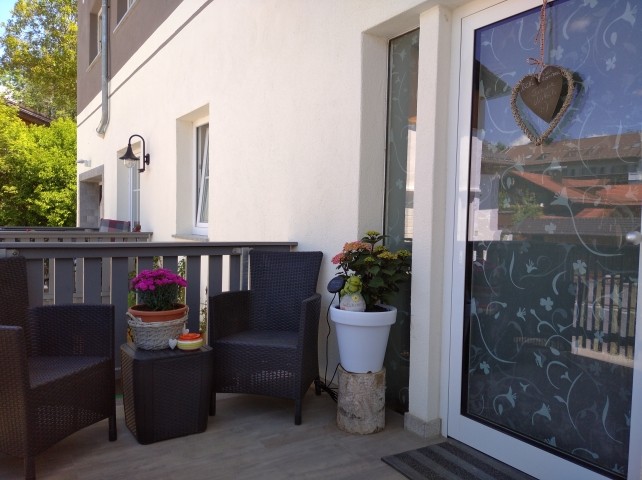 Ihre Haustüre mit kleinem Vorbalkon und Sitzecke 