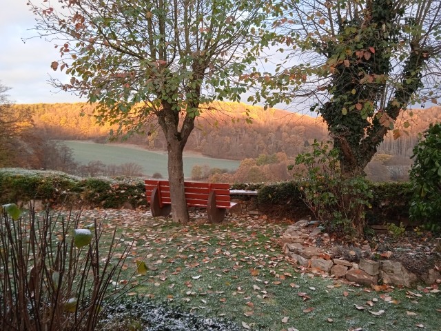 Aussichtsbank im Garten - Panoramablicke ins Tal
