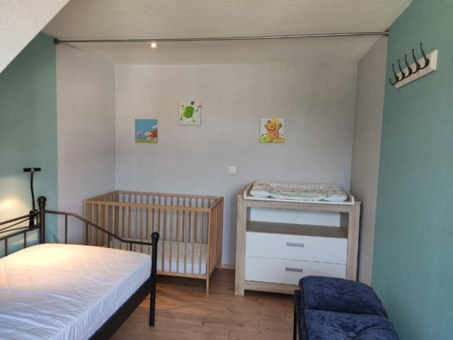 großes Schlafzimmer (Einzelbett und abgetrennter Baby-Bereich)