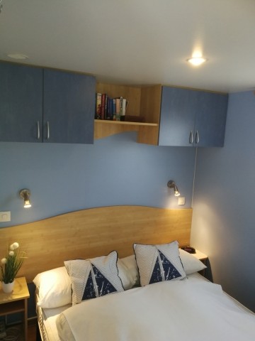 Schlafzimmer mit Doppelbett 140x190cm