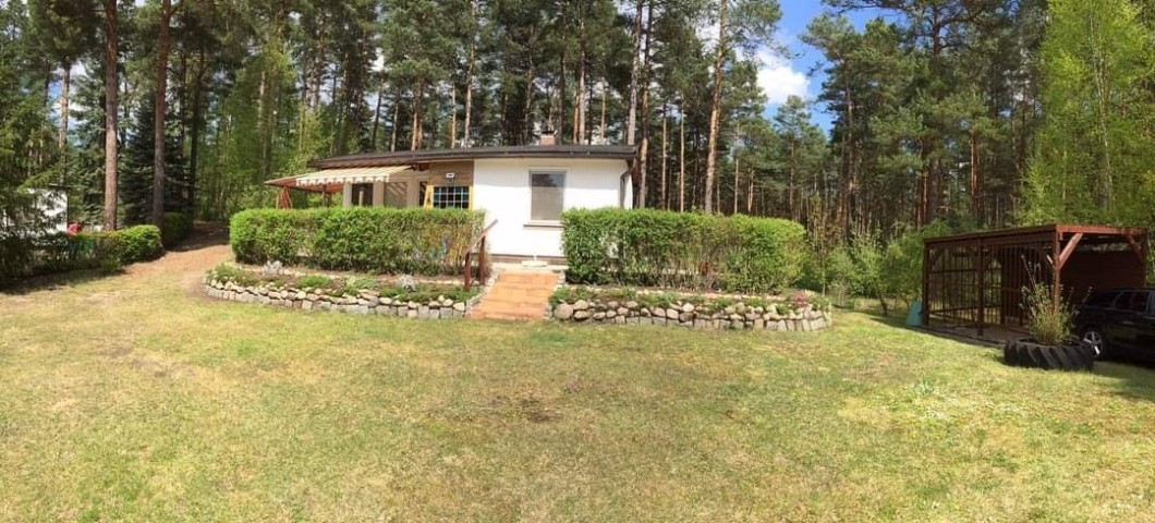 Bungalow gesamt (mittlerweile eingezäunt)
