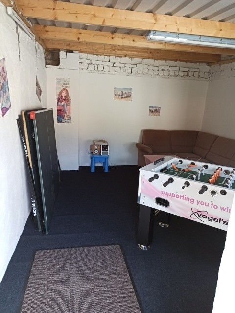 Spielezimmer mit Kicker, Dart, Tischtennisplatte