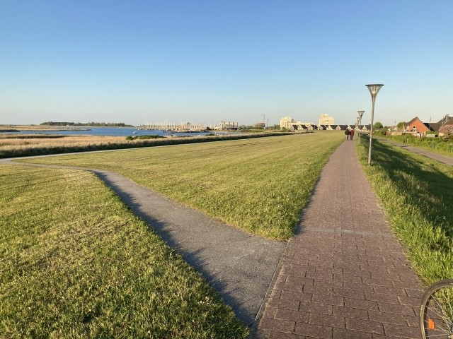 Deichweg und Radpromenade bei der Marina