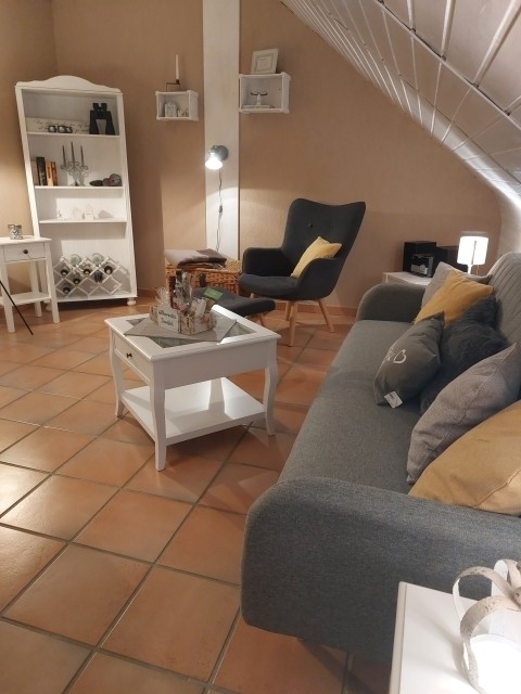 Das gemütliche Sofa dient auch als zusätzlichen Schlafplatz. 