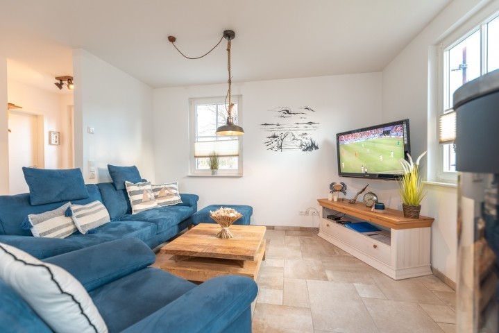 Wohnbereich mit TV und Kamin