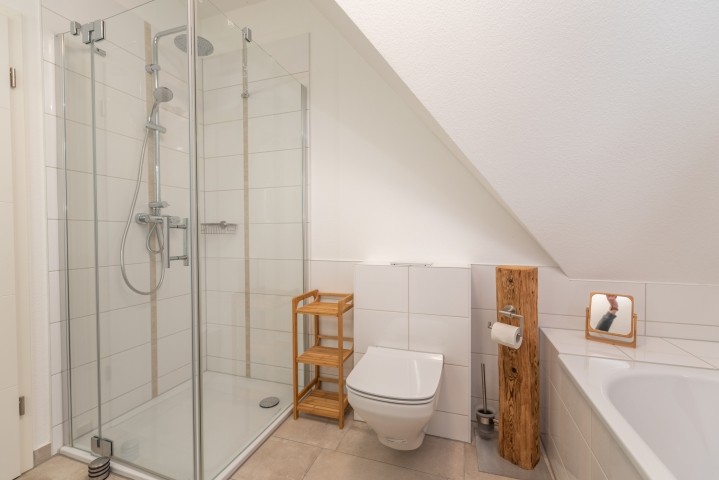 Badezimmer mit Badewanne, Dusche und WC im Obergeschoss