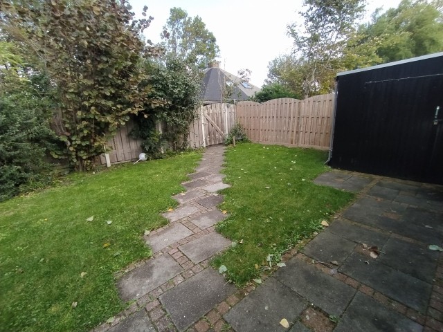 vorderer Teil des Garten komplett hoch umzäunt , sichtgeschützt , mit Schuppen inkl Fahrräder